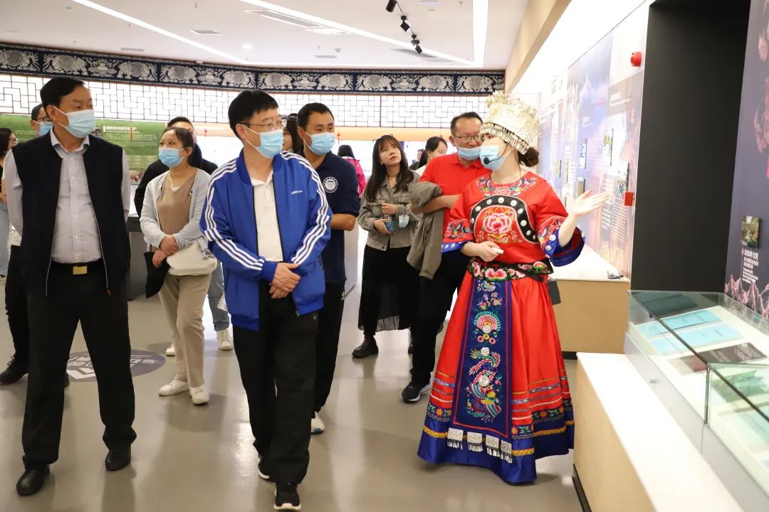 参观湘西地质公园博物馆.jpg