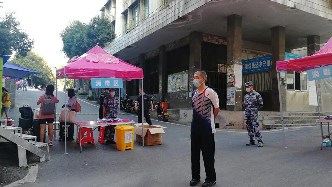 工会主席张苏东、副经理王中华到南院、北院门口现场督战开学疫情防控工作。.jpg