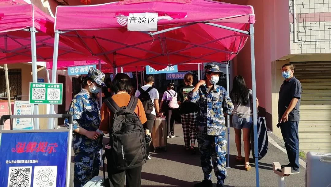 工会主席张苏东、副经理王中华到南院、北院门口现场督战开学疫情防控工作。2.jpg